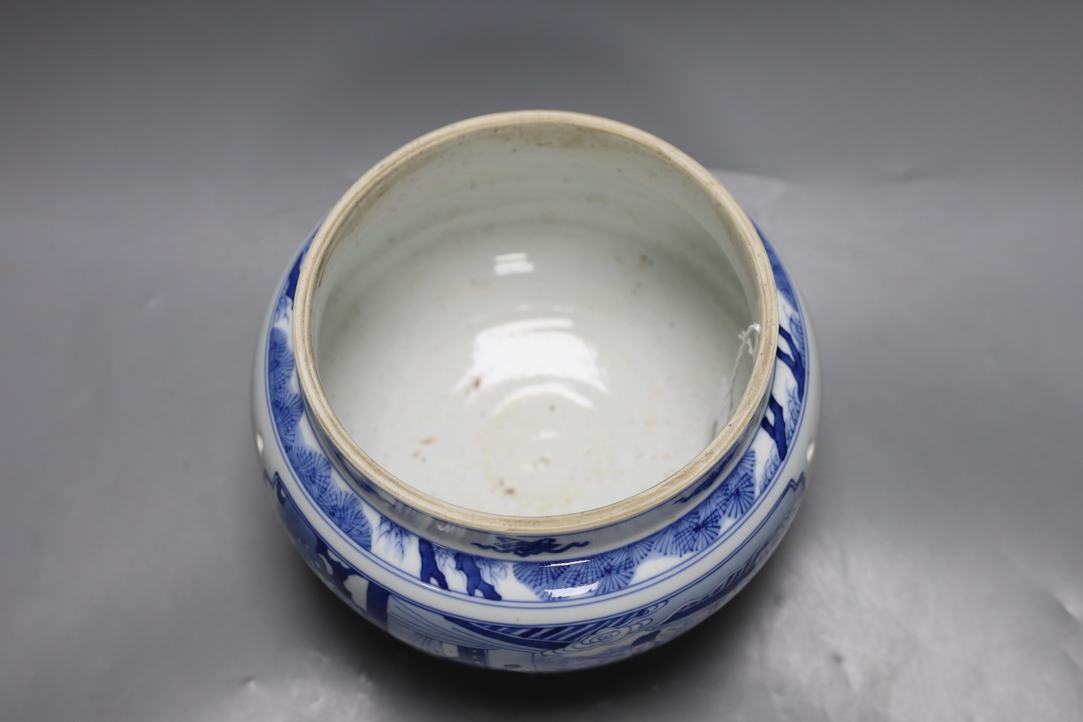 A Chinese blue and white jardiniere 15cm